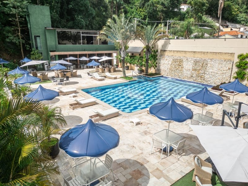 Piscina com deck ampliado