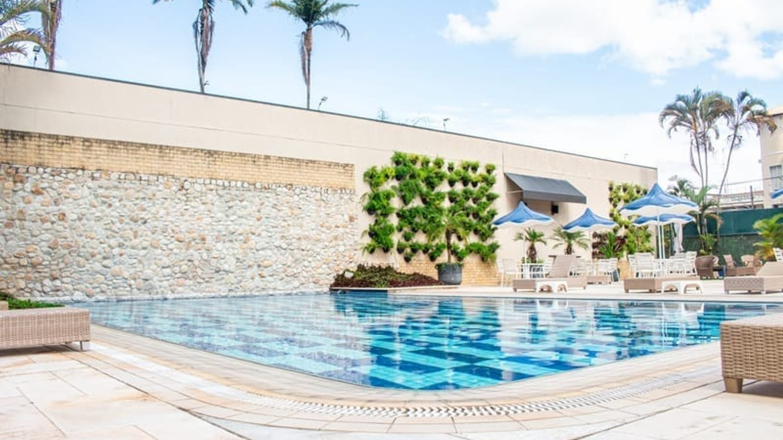 Piscina externa integrada ao bosque